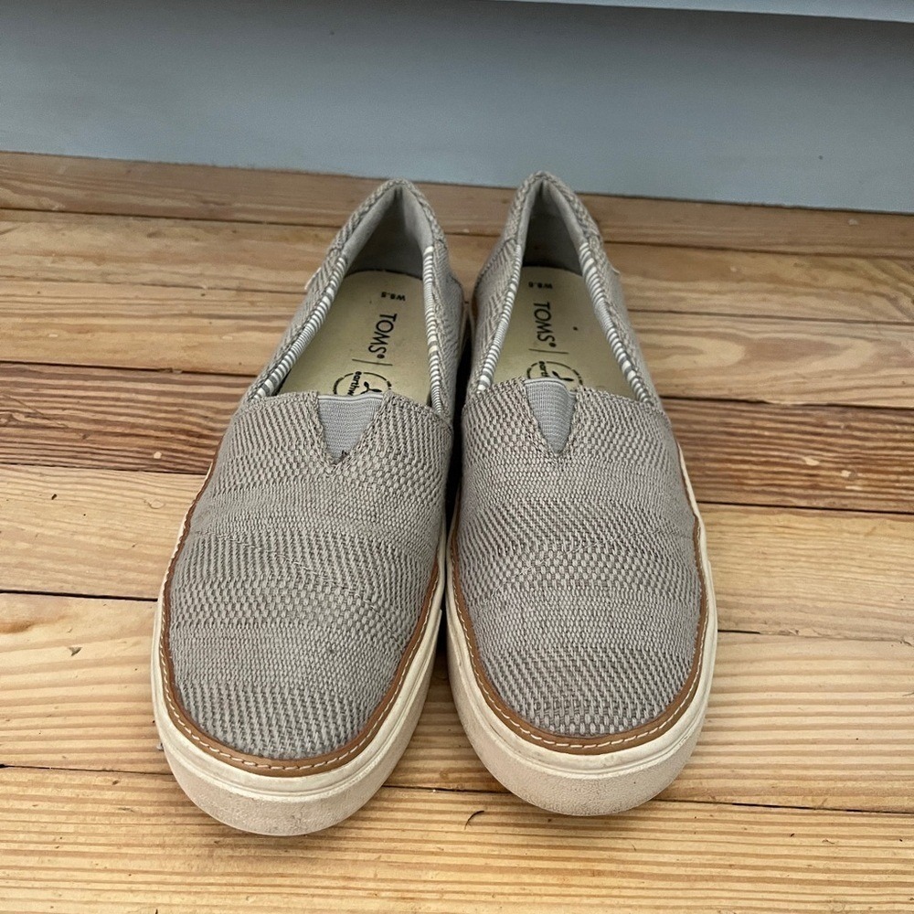 Women's Toms grey comfortable casual espadrilles slip on shoes size 8.5‎